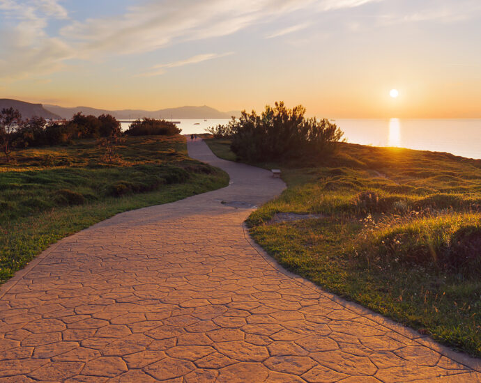 Path near the sea (Image: Mikel Martinez)